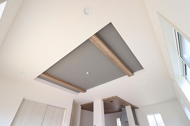 【【折上天井/3号棟】】開放感溢れる折上天井を採用◎デザイン性を高める、木目調の見せ梁を施しました。