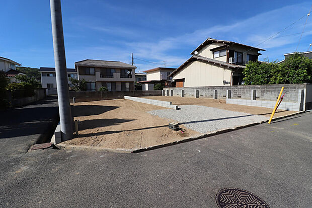 【【現地写真（左1号地、右2号地）】】敷地内には2～3台分のカースペース（車種による）を備えました。複数台所有のご家庭や、来客用としても重宝します。充実したマイカーライフも楽しむことができそうです。
