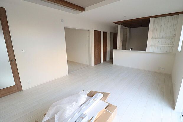 【(3)号棟:LDK】家族とのつながりが増えるリビングイン階段を採用しています。