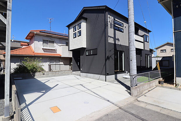 【【外観写真】】ゆとりある広さのカースペースを確保。並列2台分の駐車が可能です(車種による)。バイクや自転車置き場としても◎