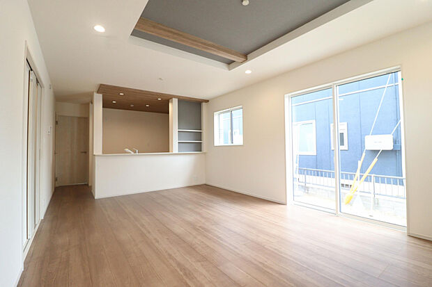 【【LDK】】17.0帖のLDKは、爽やかな自然光が差し込む南東向き。折上天井やポップアップ天井を施し、おしゃれな空間に仕上げました。