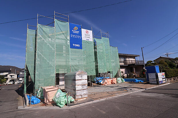 【上棟写真】左:(1)号棟/右:(2)号棟