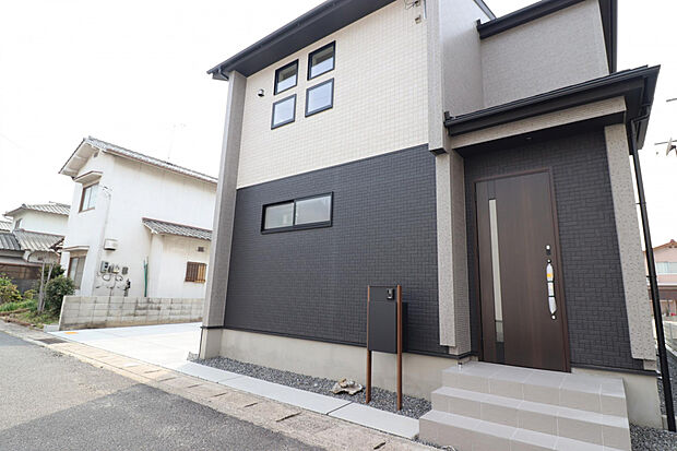 【【外観写真】】限定1棟・南区当新田エリア！敷地面積約45.74坪、庭付き「4LDK」の住まいです。国道2号線・30号線へのカーアクセス◎JR宇野線「備前西市」駅まで徒歩20分の立地です。