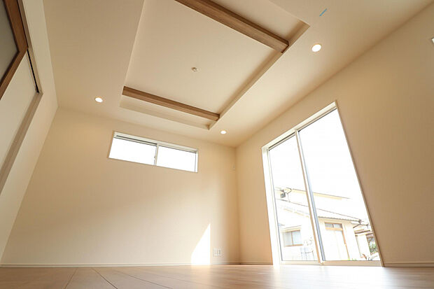 【【LDK】】開放感溢れる折上天井を採用したLDK。16帖の広さがあり、ソファやダイニングテーブルを配置しても圧迫感が少なく、自由度の高いコーディネートを楽しめます。