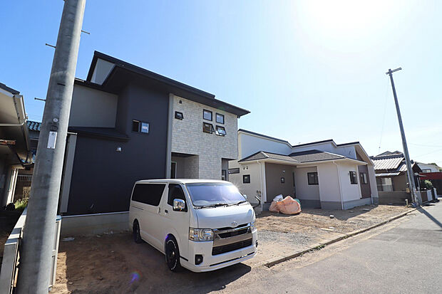 【【現地外観写真/右:1号棟(平屋)/左:2号棟(2階建て)】】広々とした公園や、吉井川の豊かな自然を享受でき、のびのび過ごせる住環境です。陽当たりの様子や周辺の道路幅・交通量など、現地にてご確認いただけます。