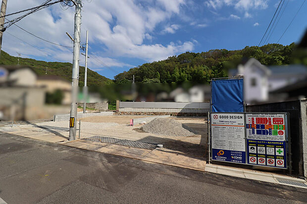【【現地写真】】LDKにはホテルライクな雰囲気を演出するアクセントウォール「グラビオエッジ」を採用。玄関上部には吹抜けを施すなど、細部にまでこだわりが感じられる設計です。