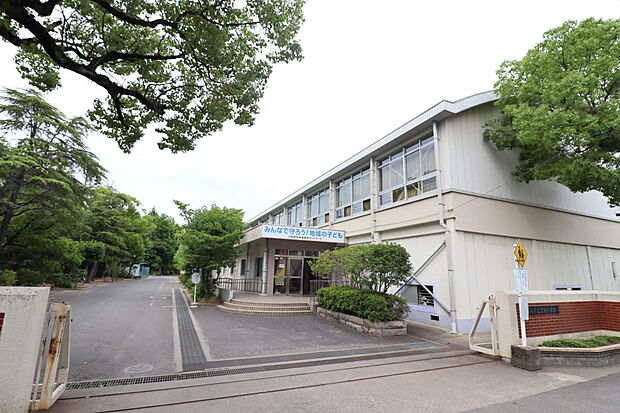 三勲小学校(約1,200m)