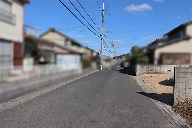 【【現地写真】】駐車スペース3台分を確保しており、セカンドカーのほか来客時にも重宝します(車種による)。お車を停めていない時は、お子様の外遊びスペースにもご活用いただけます。