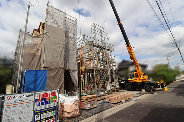 【【現地写真:上棟後】】【耐震等級3級】【住宅性能評価】【BELS】など国の厳しい基準をクリアした家計にも環境にも優しい住宅となっております。