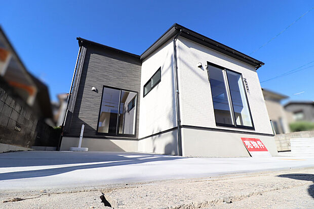 【【外観写真】】限定1邸!太陽光パネル搭載の「3LDK」平屋住宅が誕生します。59坪超の広々とした敷地に、3台駐車可能なカースペースを確保しています(車種による)。