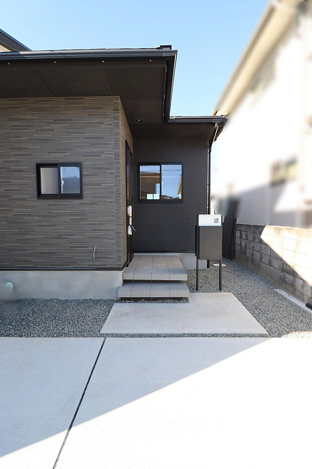 【【外観写真】】限定1邸!太陽光パネル搭載の「3LDK」平屋住宅が誕生します。59坪超の広々とした敷地に、3台駐車可能なカースペースを確保しています(車種による)。