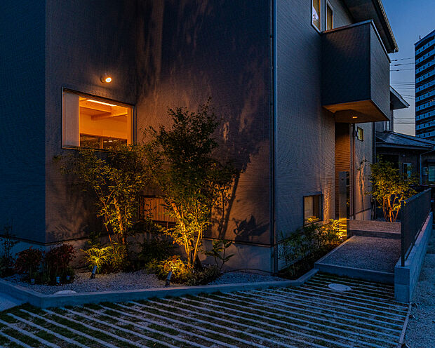 自動点灯設定可能なエクステリアライトが安心感をうみだす