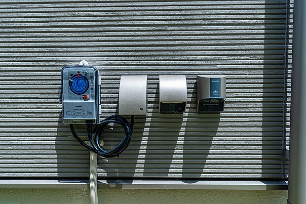 【エクステリア設備】屋外水栓だけでなく、屋外電源やEV電源、エクステリア灯の自動点灯消灯装置も装