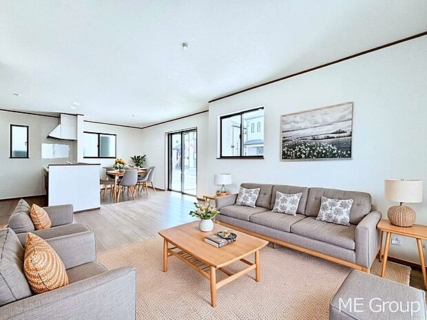 ご家族の賑やかな話し声で包まれる明るいリビング  ※家具はCGです