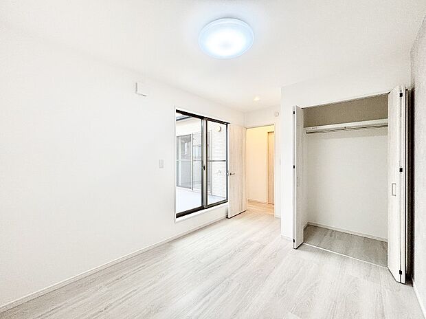 使いやすい形でベットや家具の置き方にも困ることもありません。