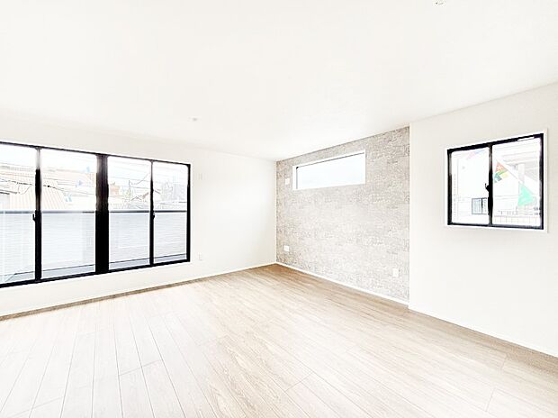 明るい陽光が注ぎ、寛ぎの雰囲気に満たされるリビングダイニング 