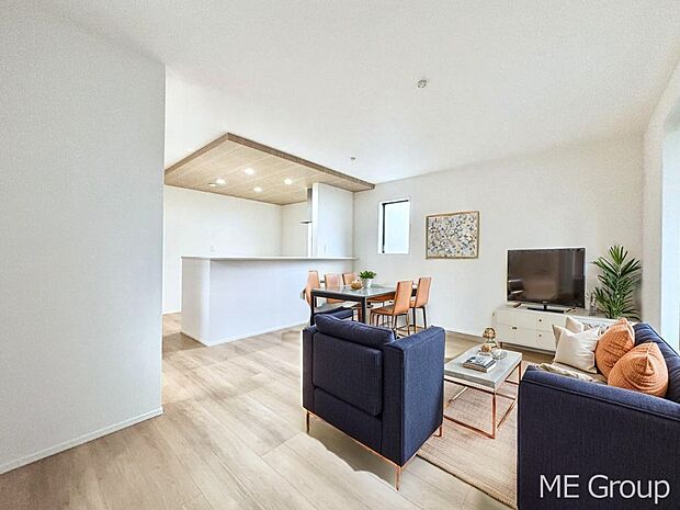 ご家族の賑やかな話し声で包まれる明るいリビング ※家具はCGです