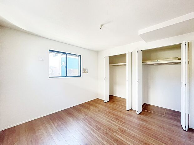 やさしい光がさしこむ居室はしっかり収納付き