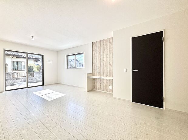 大きな窓からたっぷりの陽光と風を感じられるリビング  