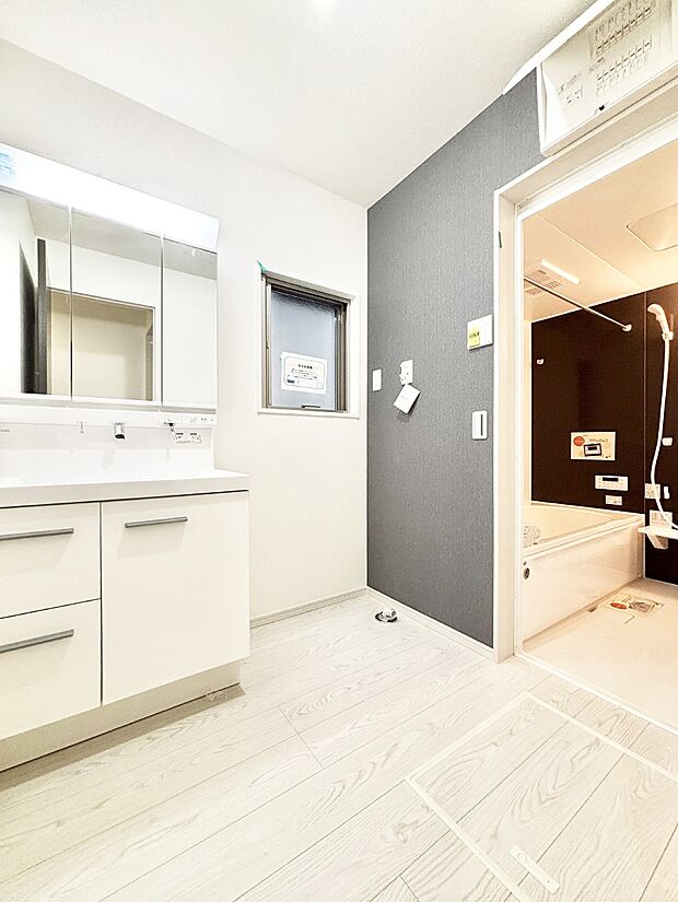 清潔感のある快適空間です。毎日の身支度も気持ち良くお使い頂けます。