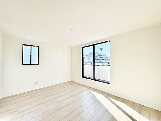 バルコニーが開放感をプラスしてくれる洋室