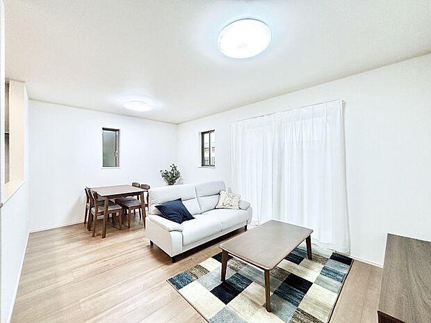 明るい陽光が注ぎ、寛ぎの雰囲気に満たされるリビングダイニング