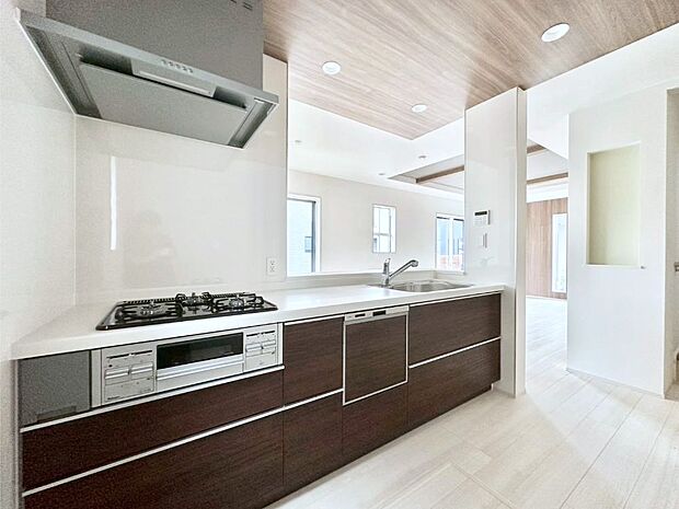 料理をしながらご家族との会話を楽しめる対面カウンターキッチン