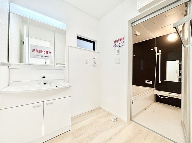 清潔感溢れるホワイトカラーを基調としたランドリースペース