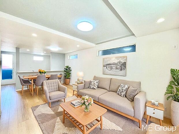 ご家族の賑やかな話し声で包まれる明るいリビング  ※家具はCGです