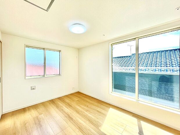 明るいバルコニーサイドに洋室を設置。目覚めの良い寝室に。 