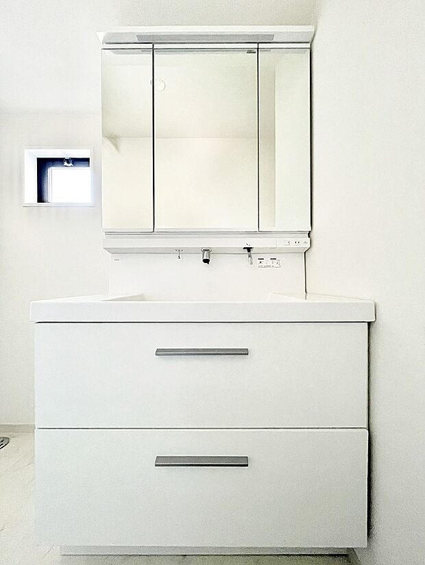 三面鏡の裏に、化粧品や衛生用品などを収納可能。洗面台をすっきりと保ちます!