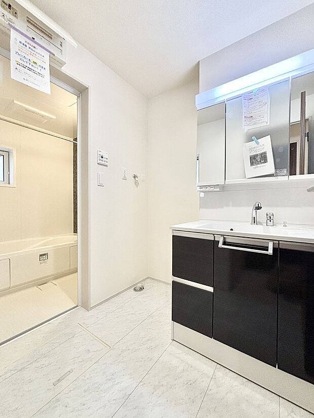 清潔感ある洗面化粧室で朝の身支度も快適