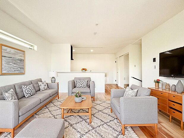 ご家族の賑やかな話し声で包まれる明るいリビング ※家具はCGです