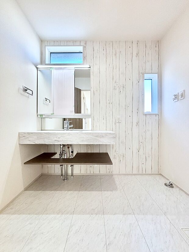 清潔感のある快適空間です。毎日の身支度も気持ち良くお使い頂けます。 