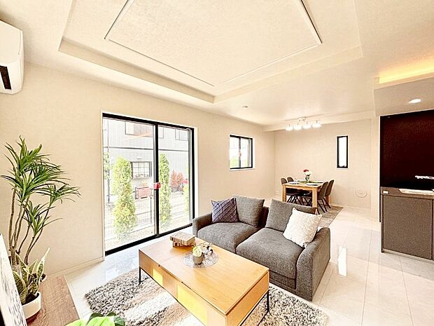 折上天井は立体的な奥行きがあるので、天井が広く見えて開放的な空間を演出できます。  