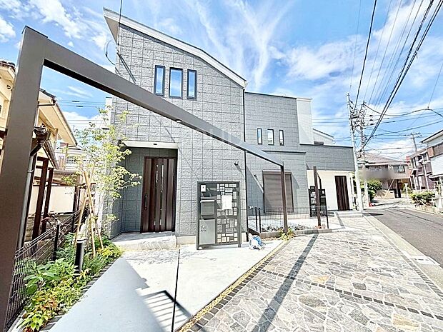 洗練された外観、上質な住空間が広がる室内は永く安心して過ごせる住居です。