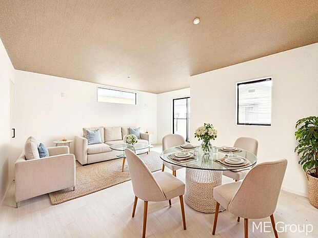 ご家族の賑やかな話し声で包まれる明るいリビング  ※家具はCGです