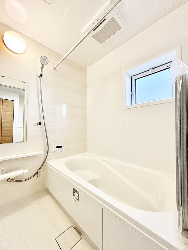 一日の疲れを癒してくれる明るい清潔感のあるバスルーム