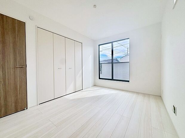 明るいバルコニーサイドに洋室を設置。目覚めの良い寝室に。 