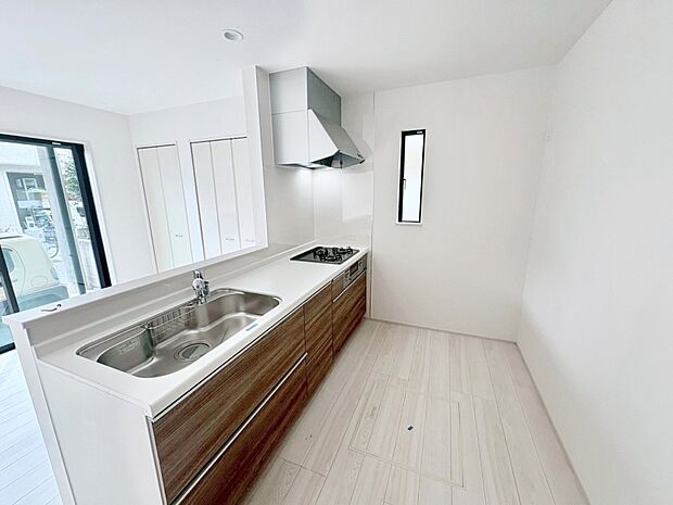 リビングを見渡せる人気のカウンターキッチン。 家族を見守りながら家事をすることができます。