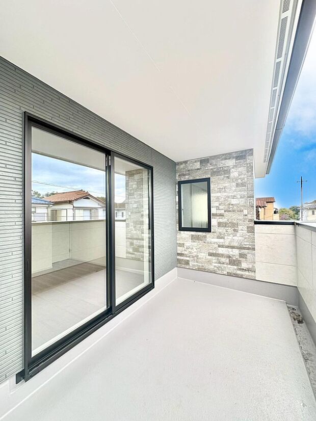 ゆったりバルコニーだから沢山お洗濯ものを干せます。