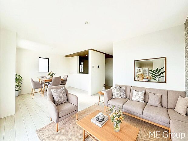 落ち着いた雰囲気のLDKは家族みんなの快適空間※家具はCGです