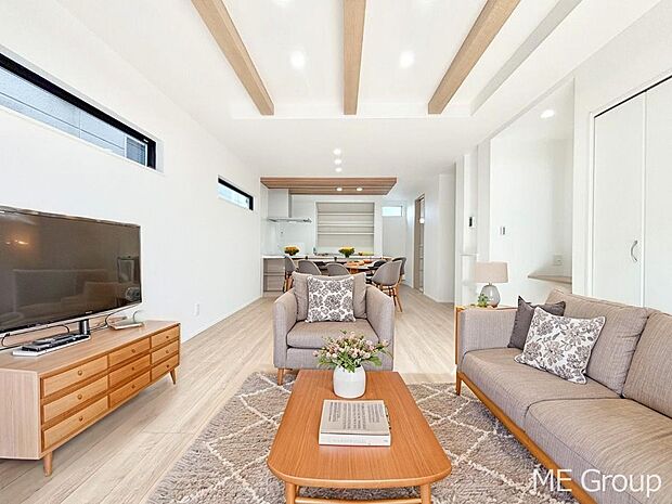 家族の和やかな会話が聞こえてきそう。開放感のあるリビングです。※家具はCGです  