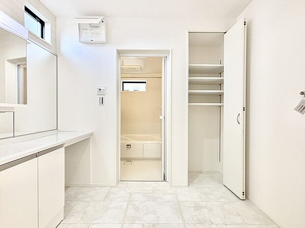 身支度もスムーズにおこなえる脱衣場。