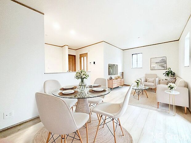 家族の和やかな会話が聞こえてきそう。開放感のあるリビングです。※家具はCGです