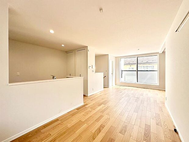 大きな窓からたっぷりの陽光と風を感じられるリビング  