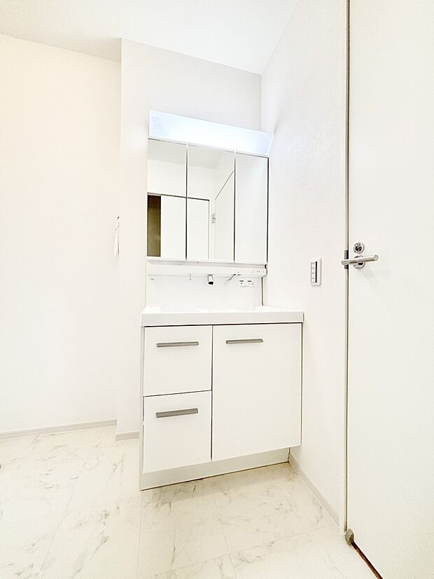 大きく見やすい三面鏡で清潔感ある洗面台は、身だしなみチェックや肌のお手入れにおすすめです。