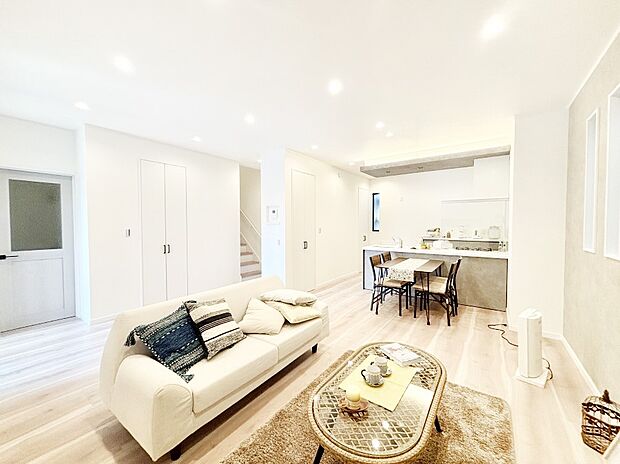 家族の笑顔が自然と生まれてくる、そんな雰囲気のダイニングに仕上がっています。