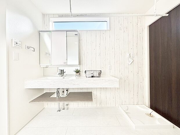 明るい洗面所は毎朝の身支度も楽しくできちゃいそうです。