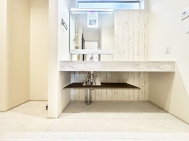 ゆとりの洗面スペースで朝の身支度もラクラク  